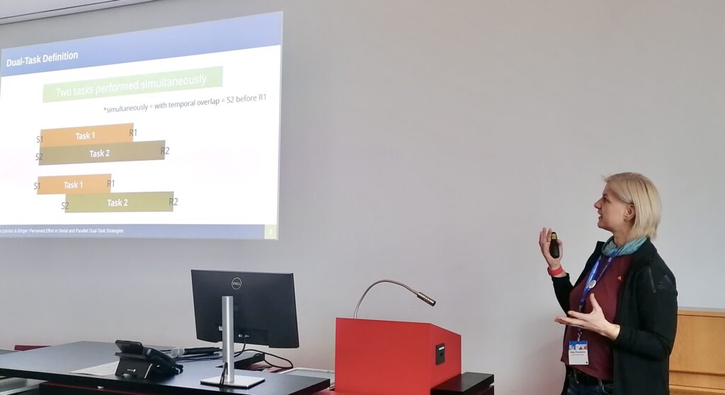 Aleks Pieczykolan hält einen Vortrag auf der Tagung experimentell arbeitender Psycholog:innen 2025 in Frankfurt